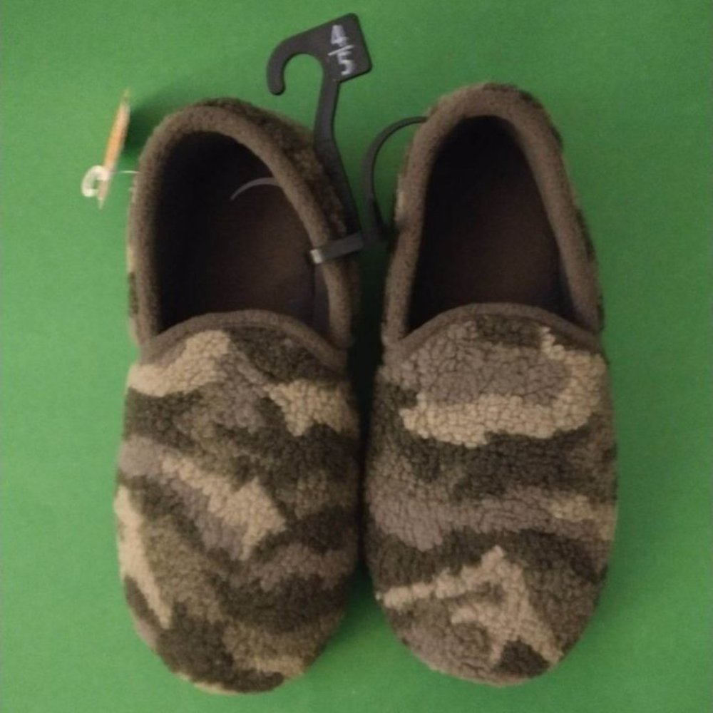 Wonder Nation kids Youth green camo slipper shoes size 4/5